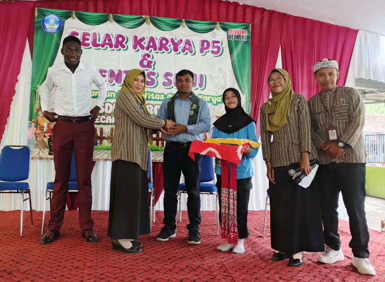 Mahasiwa Luar Negeri di Acara Gelar P5 SDN 1 Srowot Kalibagor