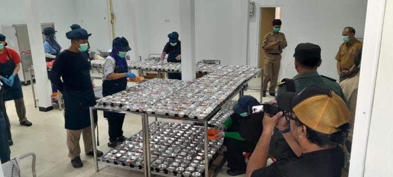Kesibukan di salah satu Dapur Sehat (foto : istimewa)