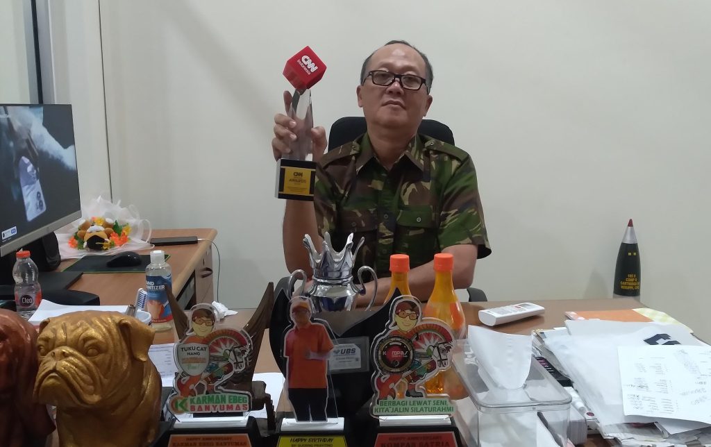 Sugeng Prayitno dan Piala Penghargaan BudaBest Local Business Supporting Community Social Culture dari CNN Indonesia (Foto : Istimewa)