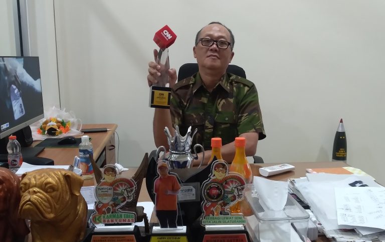 Sugeng Prayitno dan Piala Penghargaan BudaBest Local Business Supporting Community Social Culture dari CNN Indonesia (Foto : Istimewa)