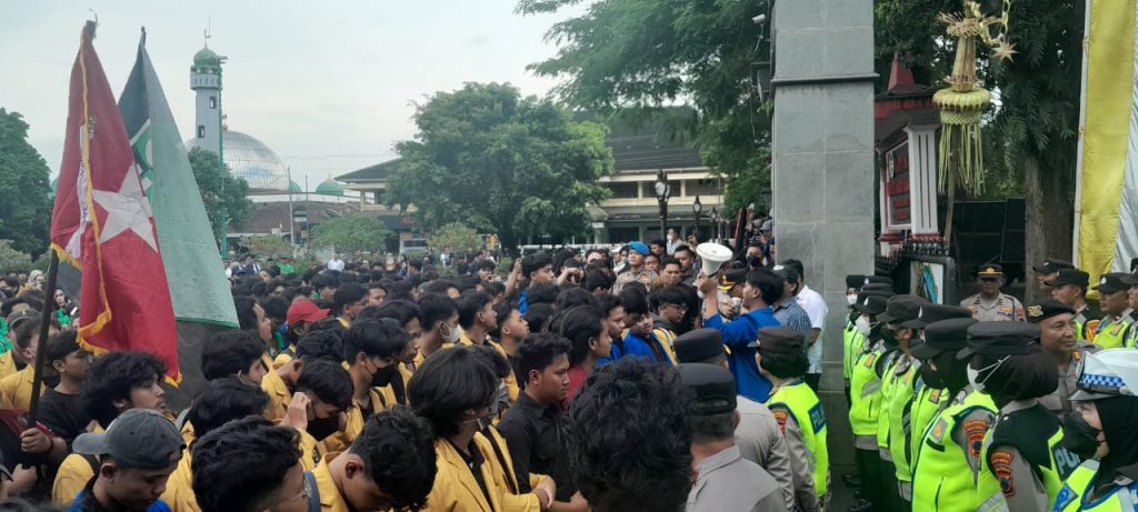 Aksi 'Indonesia Gelap' di depan Pendopo Sipanji Banyumas (foto : istimewa)