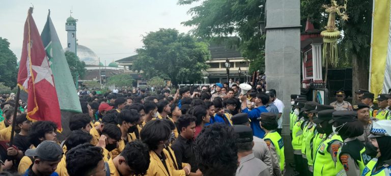 Aksi 'Indonesia Gelap' di depan Pendopo Sipanji Banyumas (foto : istimewa)