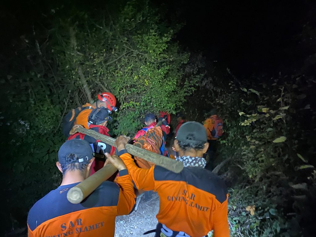 Evakuasi Survivor di Jalur Bambangan Gunung Slamet