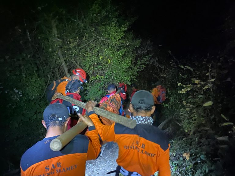 Evakuasi Survivor di Jalur Bambangan Gunung Slamet