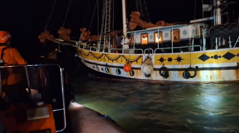 Tim SAR Kantor Cilacap Evakuasi Kapal Yacht Arka Kinari yang mengalami kerusakan di perairan timur Pulau Nusakambangan