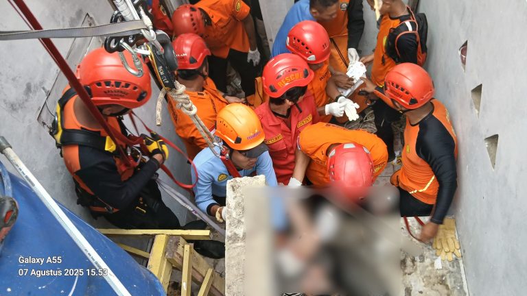 Proses Evakuasi Tim Siaga Unit SAR Banyumas di Patikraja