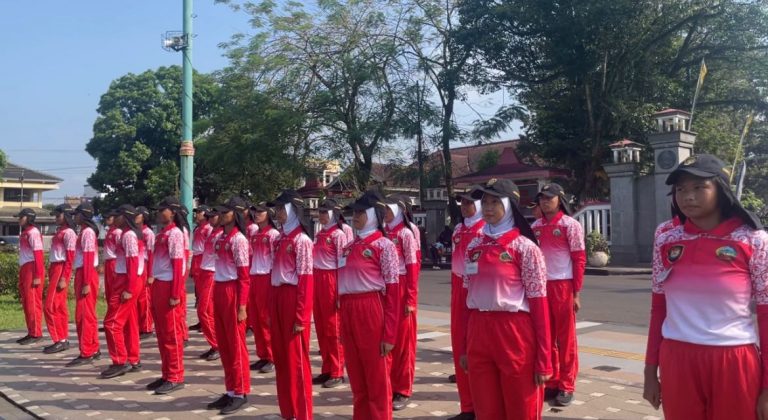 Calon Paskibraka Kabupaten Banyumas Menjalani Latihan di Alun-Alun Purwokerto