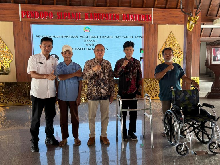 Penyerahan 34 Alat Bantu Bagi Penyandang Disabilitas oleh Bupati Banyumas
