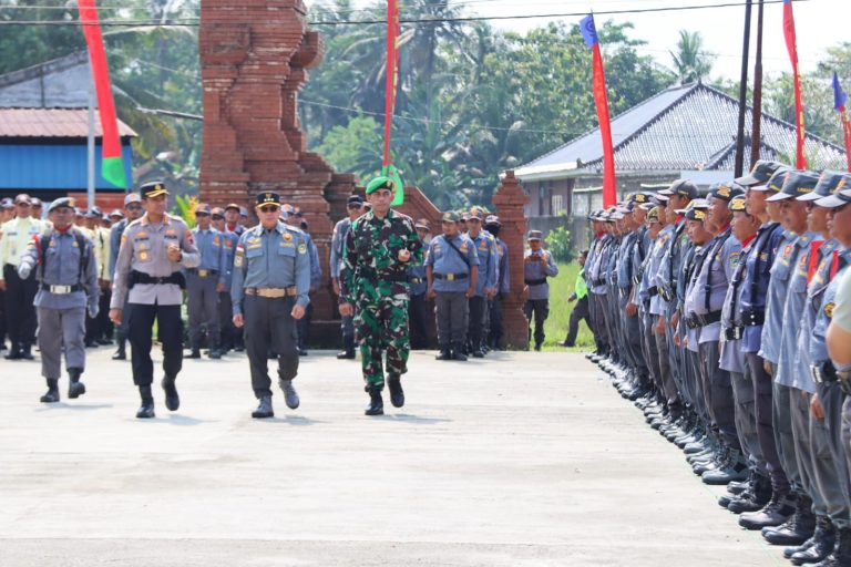Apel Pengamanan Pam Swakarsa tingkat Kabupaten pada Minggu (28/9/25) di Pelataran Embung Desa Klapagading Kulon Wangon
